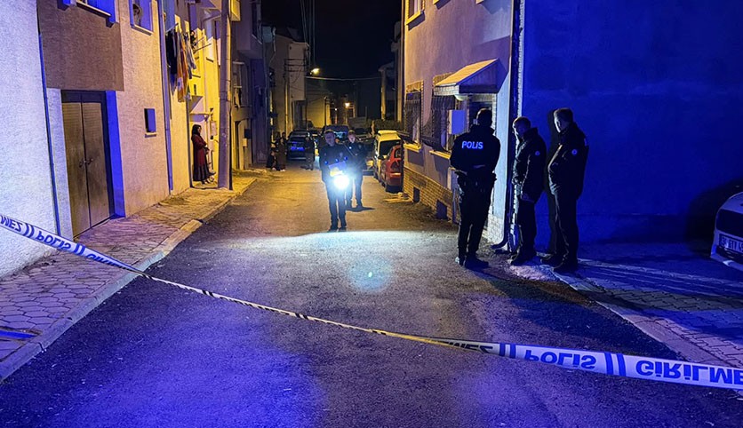 Husumetlisini evinin önünde pusu kurup silahla yaraladı