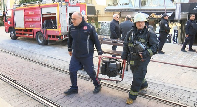 Antalya'da 7'nci kattaki dairede korkutan yangın