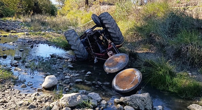 Antalya'da devrilen traktörün sürücüsü hayatını kaybetti