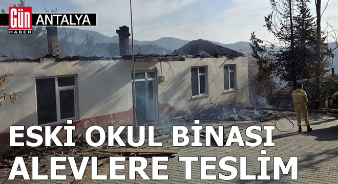 Antalya'da eski okul binası alevlere teslim