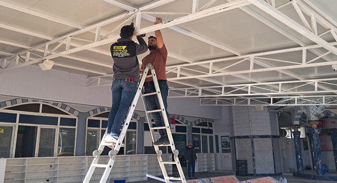 Antalya'da fırtına, caminin elektrik tesisatına zarar verdi