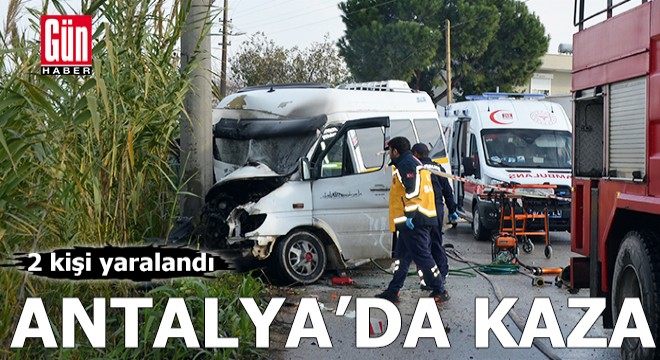 Antalya'da minibüs direğe çarptı: 2 yaralı