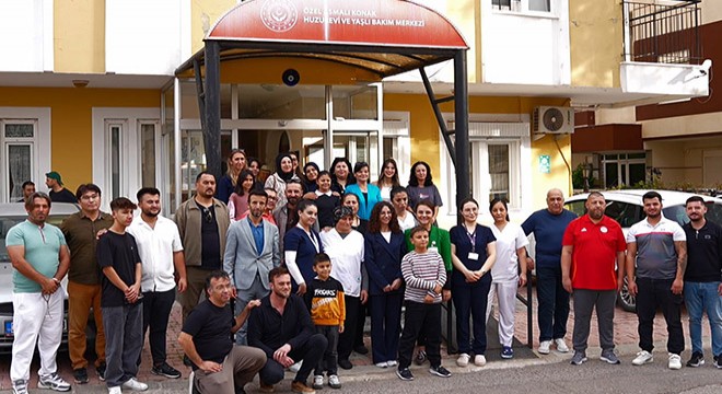 Antalya'da otomobil tutkunlarından huzurevi ziyareti