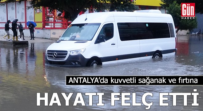 Antalya'da sağanak hayatı olumsuz etkiledi