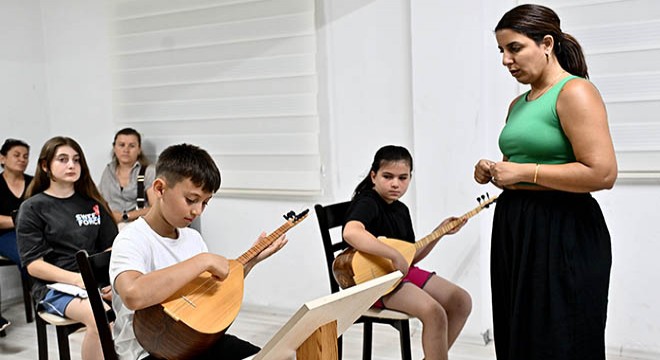Bağlamanın sesi Değirmenönü’nde yankılanıyor