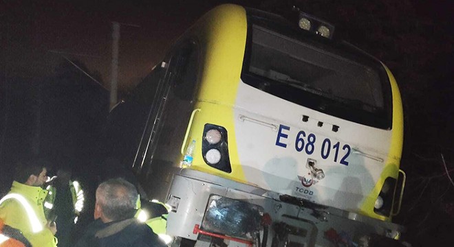 Balıkesir’de toprak kaydı, yolcu treni raydan çıktı