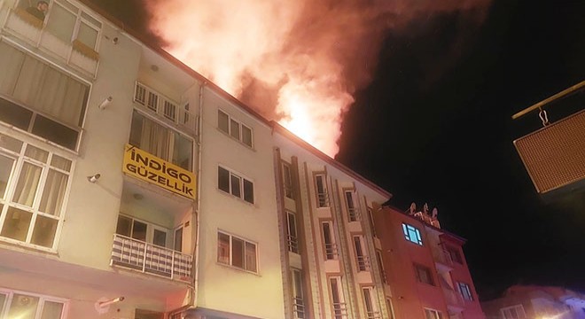 Binanın çatısı yandı