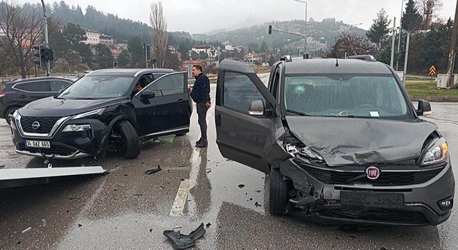 Burdur'da iki araç çarpıştı: 1 yaralı