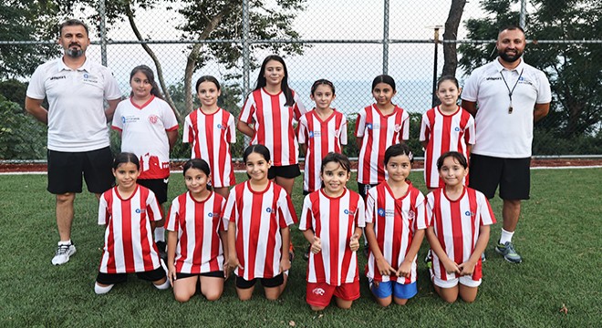 Büyükşehir’in Futbol Akademisi’nde kız çocukları da sahada