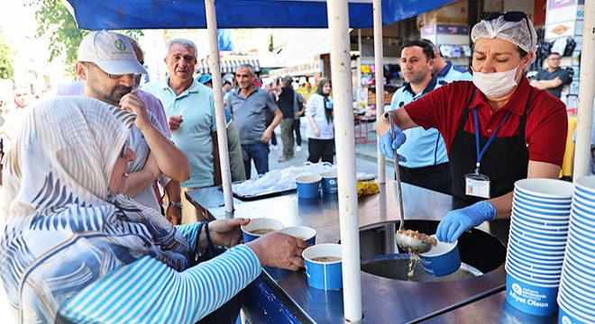 Büyükşehir’in aşure ikramları sürüyor