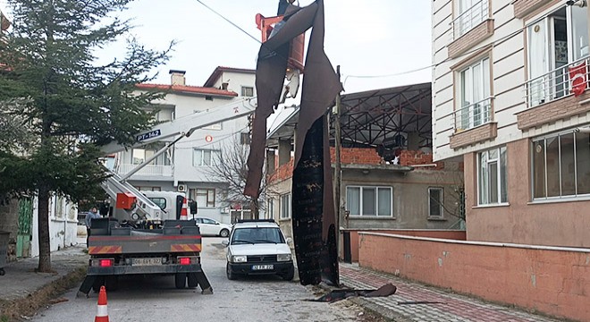 Çatıdan kopan yalıtım malzemesi tellerin üzerine düştü
