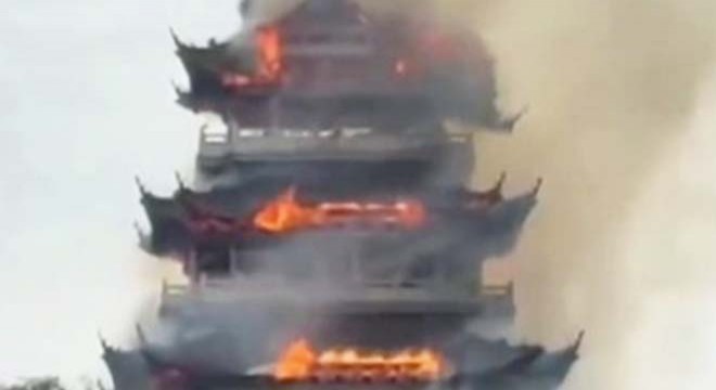 Çin’deki tarihi Yongqing Tapınağı'nda yangın çıktı