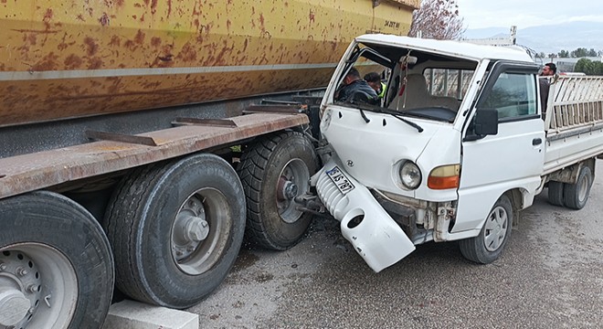 Dorseye çarpan kamyonetin sürücüsü yaralandı