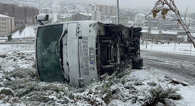 İşçi servis midibüsü devrildi: 14 yaralı