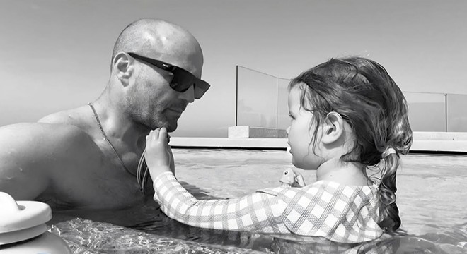 Jason Statham’dan sonsuzluk havuzunda poz