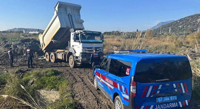 Kaş’ta çay kenarından izinsiz kum alımına müdahale