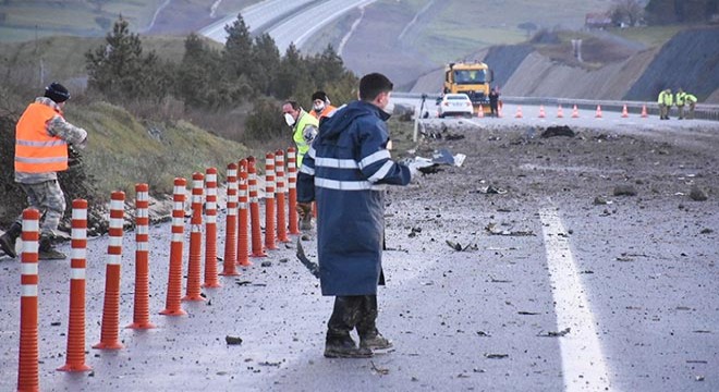 Kaza kırıma uğrayan F-16 uçağının enkazı kaldırılıyor