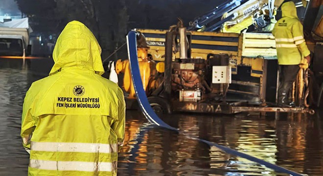 Kepez Belediyesi sağanağa karşı 7 gün 24 saat teyakkuzda
