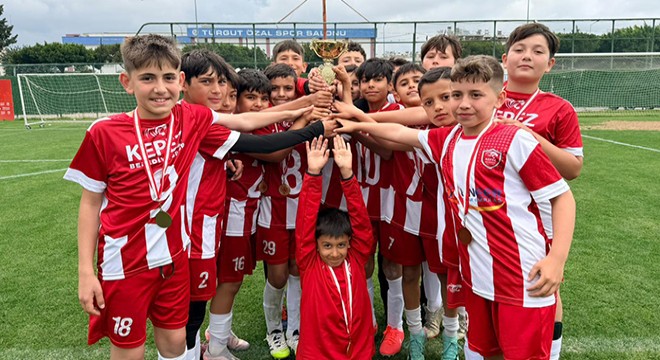 Kepez’de minik kramponlar kupalarını aldı