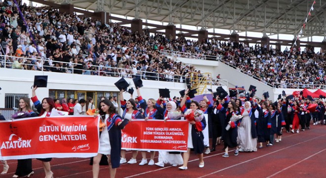 MAKÜ’de 7 bin öğrenci mezuniyet coşkusu yaşadı
