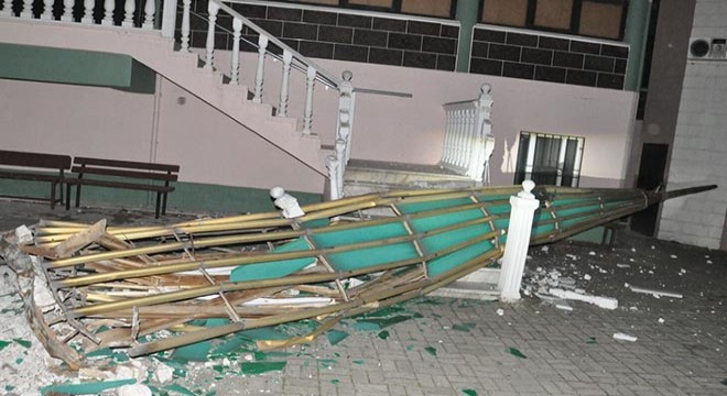 Minarenin külahı uçtu, 100’den fazla ağaç devrildi