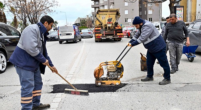 Muratpaşa’da yollar onarılıyor