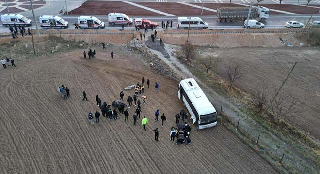 Öğrenci servis midibüsü ile kamyonet çarpıştı: 17 yaralı