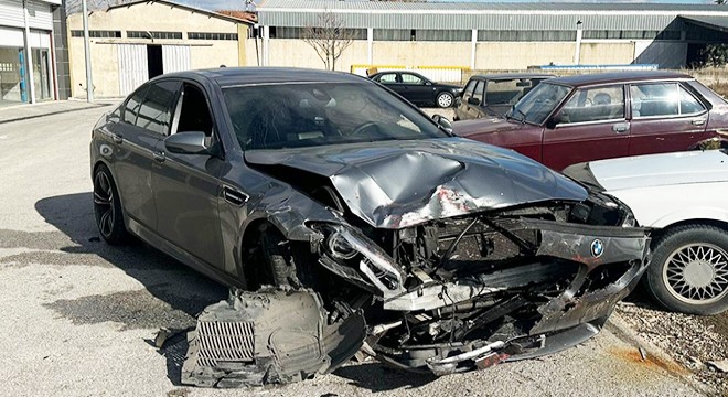 Oto yıkamacının, müşterisinin otomobiliyle yaptığı kaza kamerada