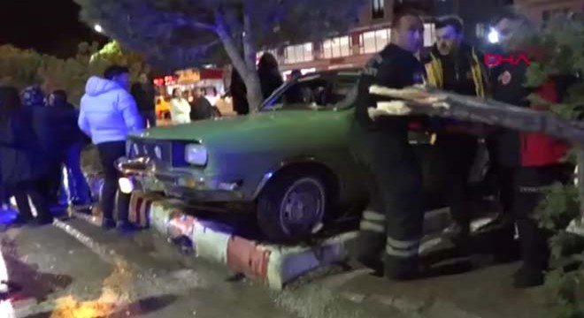 Otomobilin yaya geçidinde çarptığı 3 liseli yaralandı