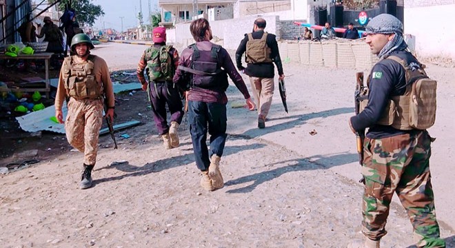 Pakistan'da bombalı saldırı: 12 ölü