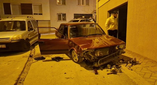 Sevgilisinden ayrılınca otomobilini parçaladı