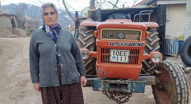 Traktörünün plakası başına dert oldu