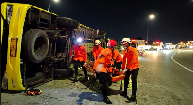 Yolcu otobüsü devrildi: 16 ölü