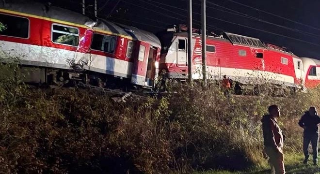 Yolcu trenleri kafa kafaya çarpıştı: 30 yaralı