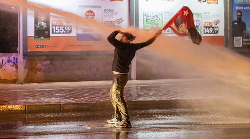 Antalya'da yine eylem, yine TOMA, yine gözaltılar