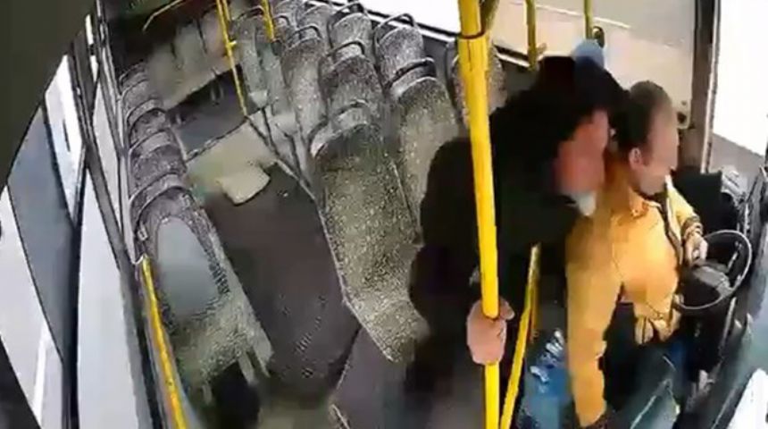 Seyir halindeyken şoförün bayıldığı özel halk otobüsünü yolcu durdurmaya çalıştı; o anlar kamerada
