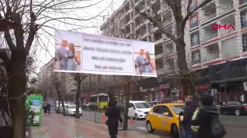 Tartıştığı eşinden, astığı pankartla özür diledi