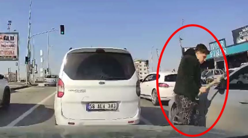 Trafikte tartıştığı kişinin aracına beyzbol sopası ile saldırdı; o anlar kamerada