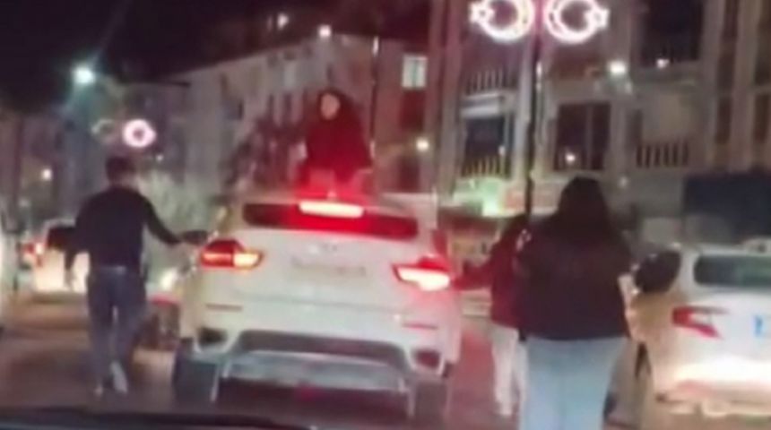 Trafikteki kavgada otomobilin üzerine çıkıp zarar verdi